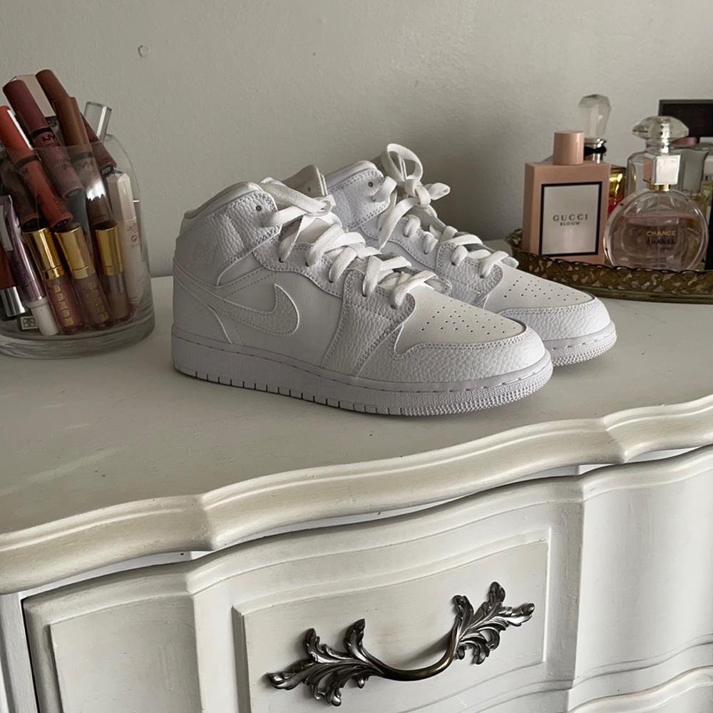 Youth 7 white Jordan mid